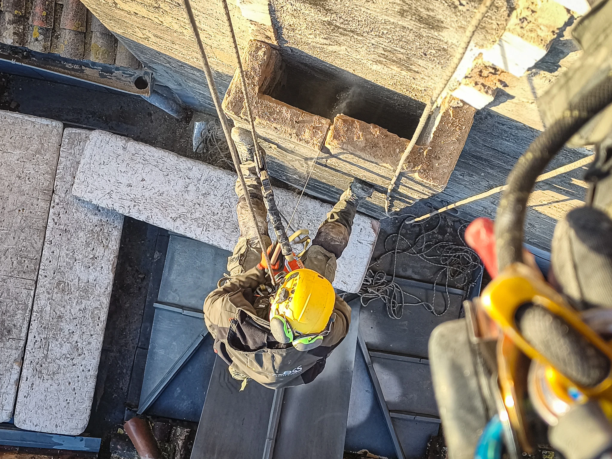 Intervention de cordistes MS Access pour déconstruire sans casser chez SB GESTION à Bordeaux (bâtiment) – 1
